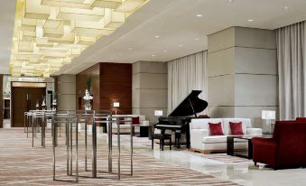 The grand hotel Shanghai Hongq has a living room furnished with two chairs and tables at the Westin Guangzhou