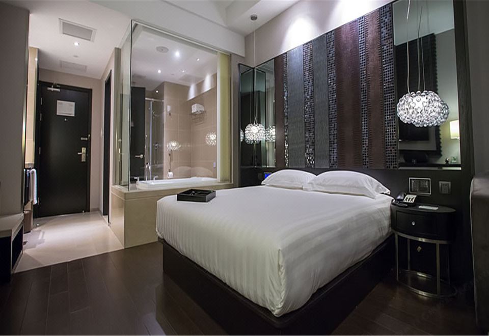 商務大床房（小冰箱+保險柜）