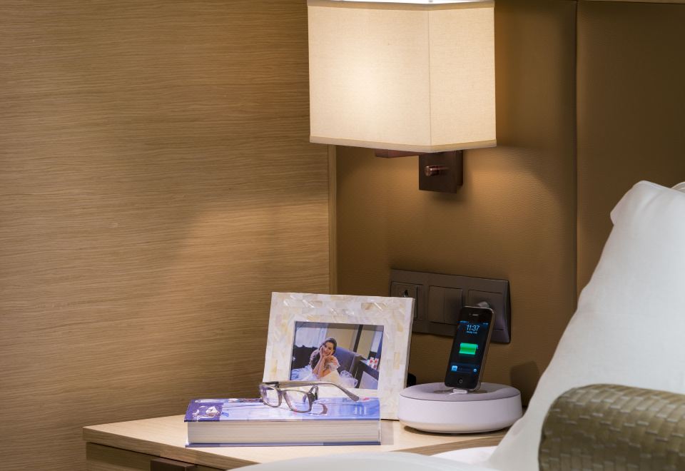 Studio Executive King