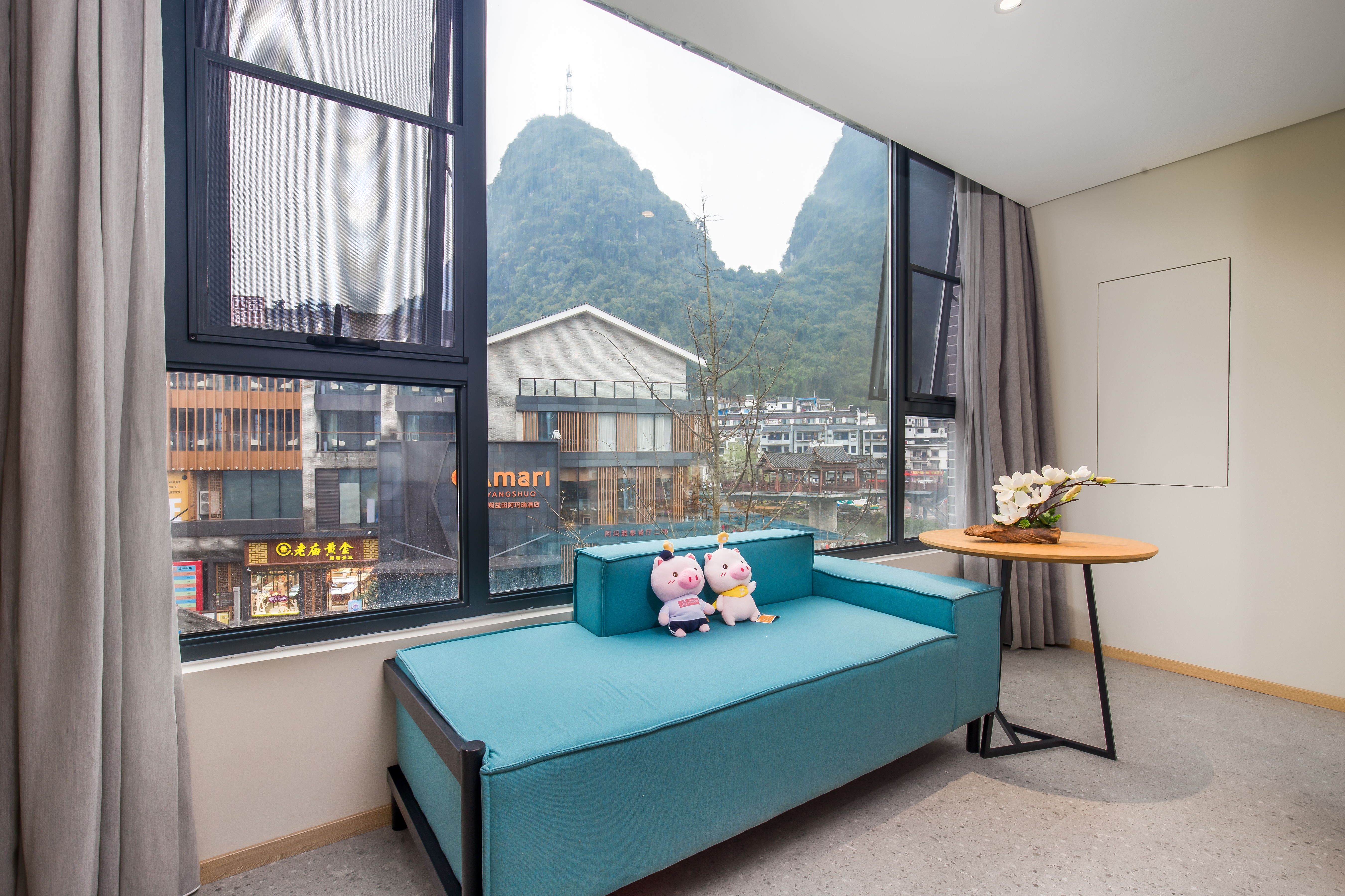 Floral Hotel · Memorize Scene Yangshuo West Street hotel亲子家庭套房『山景+休闲沙发』