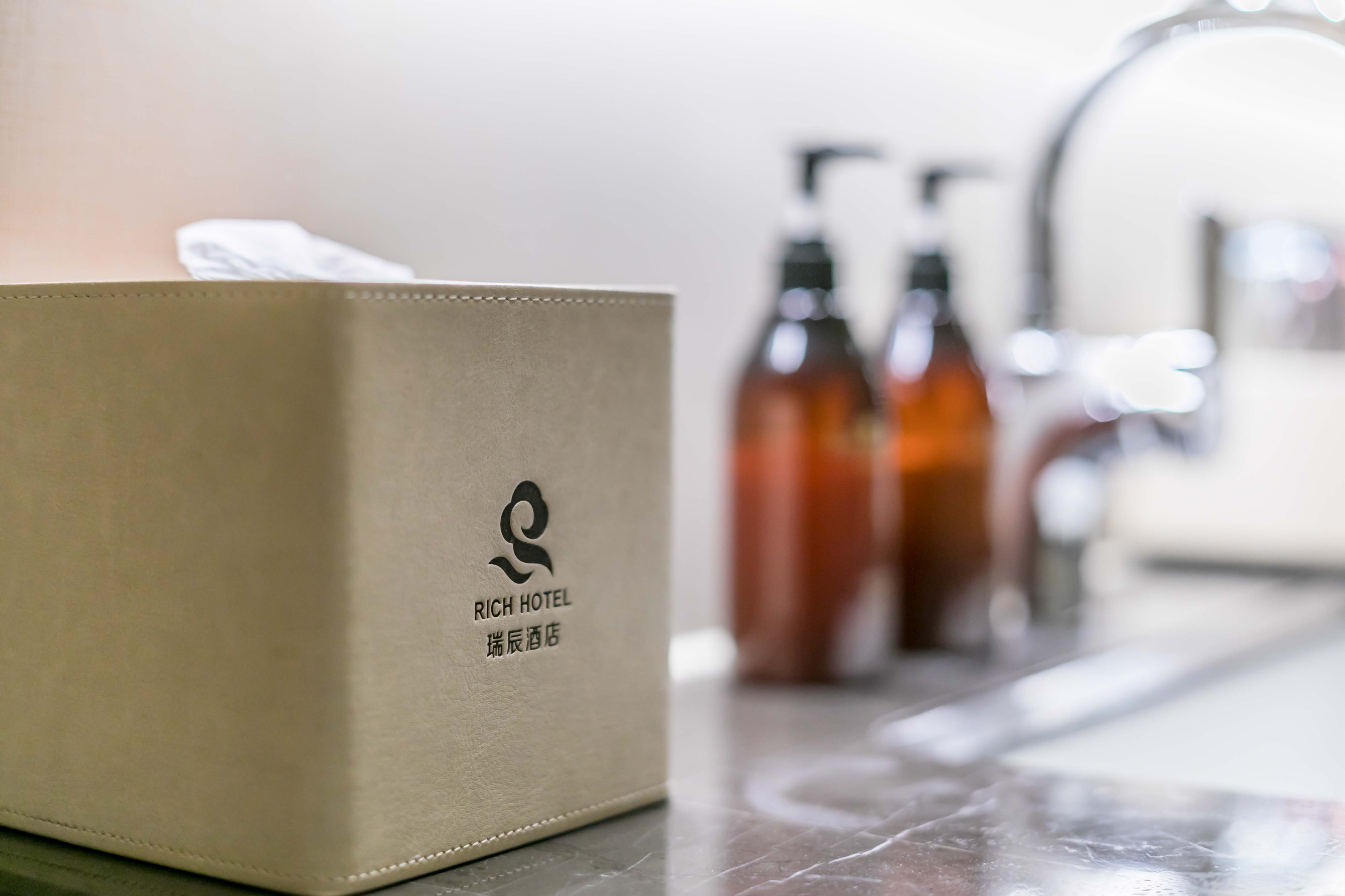 舒雅·城景大床房（休闲沙发+办公桌）