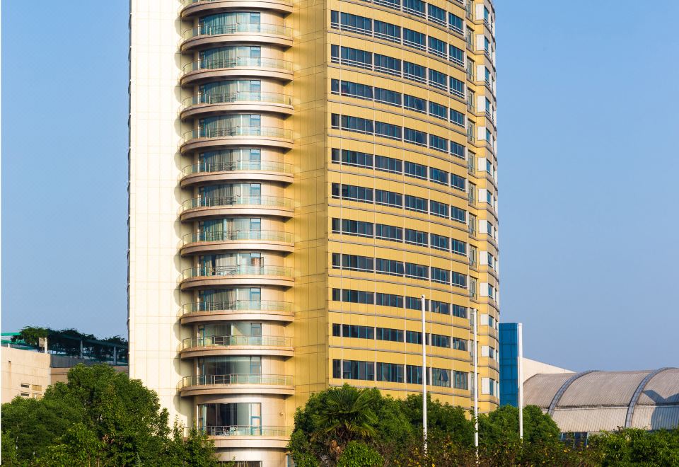 A large building consists of an office tower in the center and a hotel on the upper side at Best Western Premier Ocean Hotel