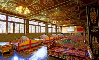 Arong Folk Culture Hotel