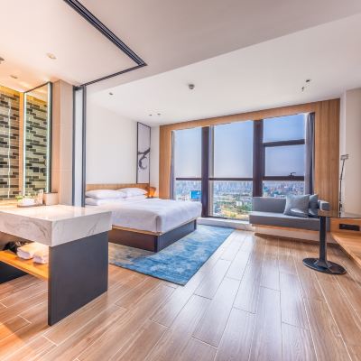 高空全景開間大床房「180°巨幕絕美落日晚霞+可聯網投屏液晶電視」 武昌萬楓飯店（街道口理工大學店）優惠