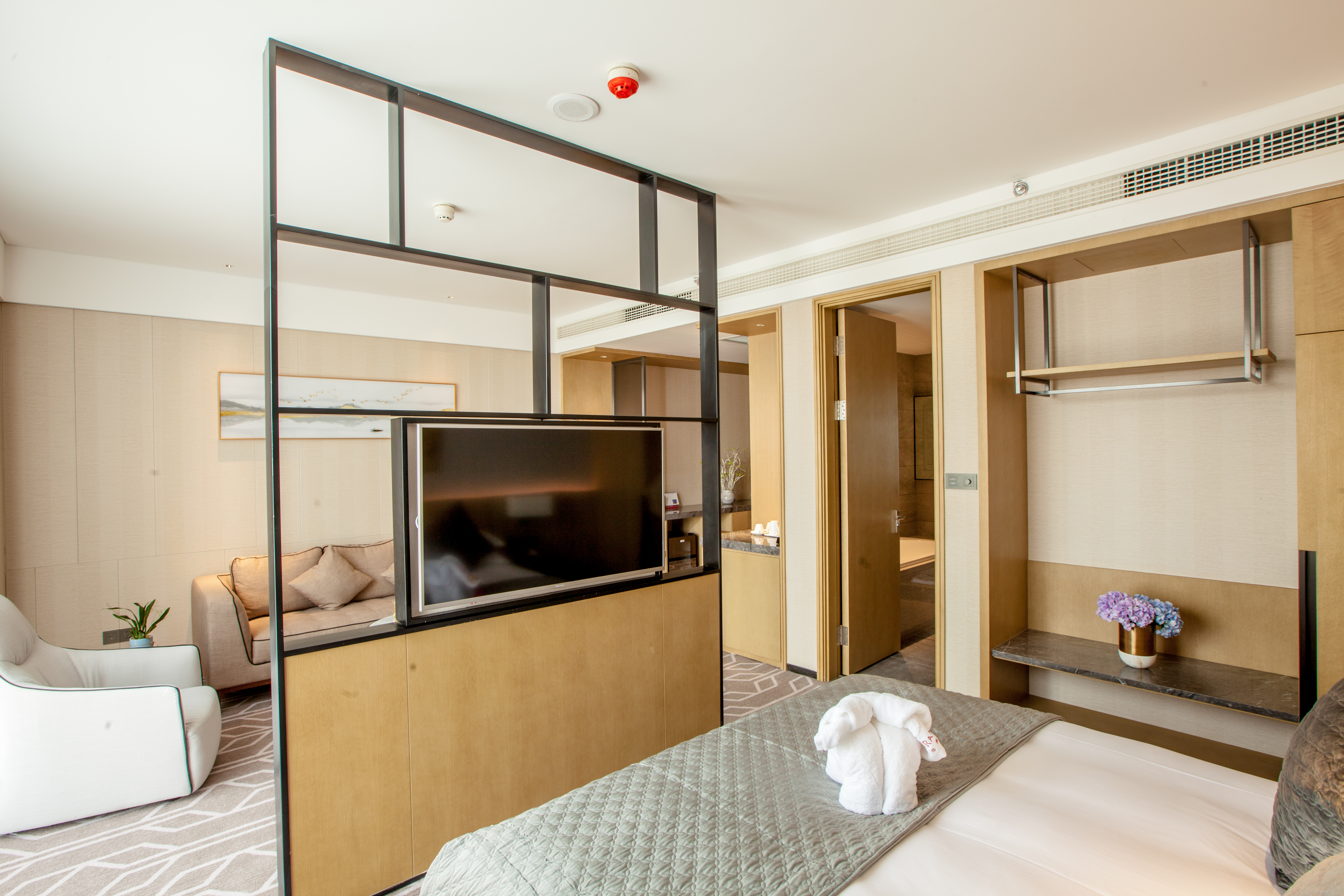 行政大床房（水系花园景观+80支贡缎床品+金可儿床垫）