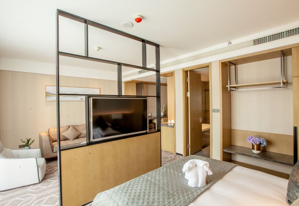 行政大床房（水系花园景观+80支贡缎床品+金可儿床垫）