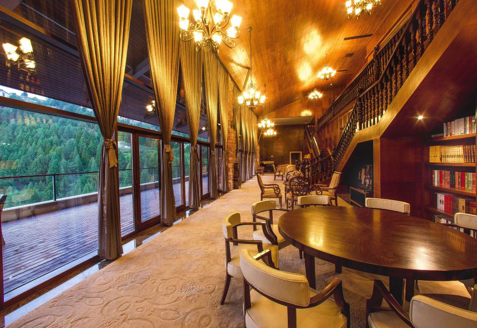 亿豪经典丨行政套房（大）（全景客厅+露台+书房）