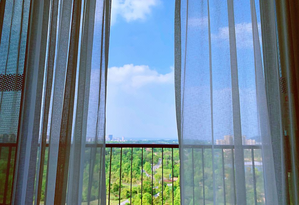 豪华大床房（金可儿床垫+独立阳台+书桌+小童乐园）