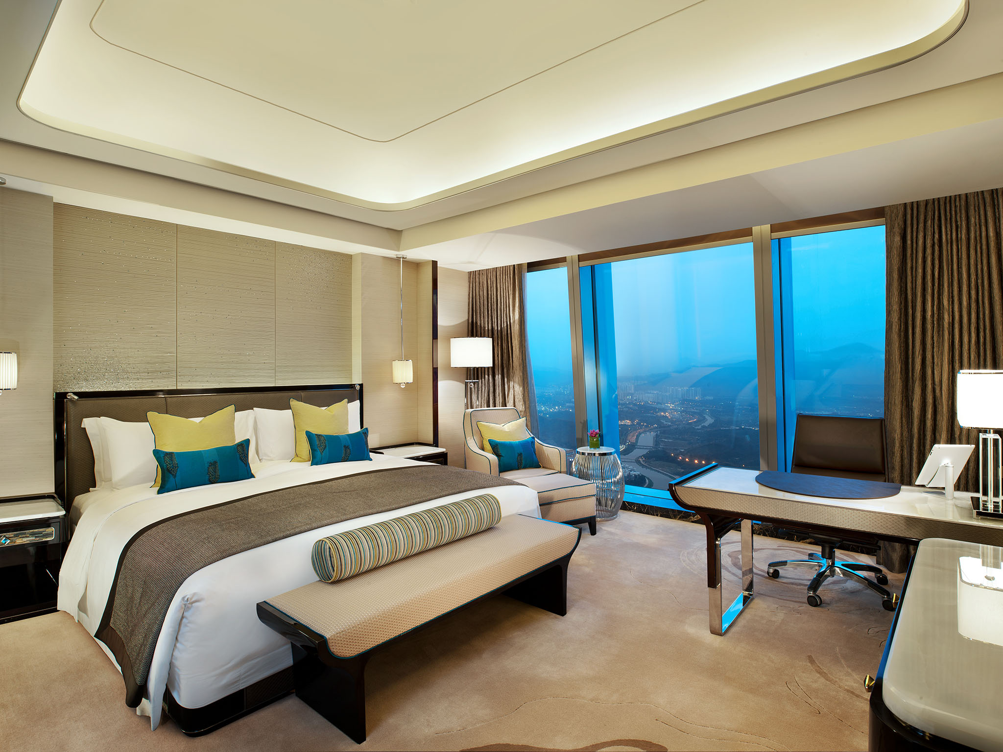 The St. Regis Shenzhen豪华悠景大床房 ?遥看香港层峦山影?