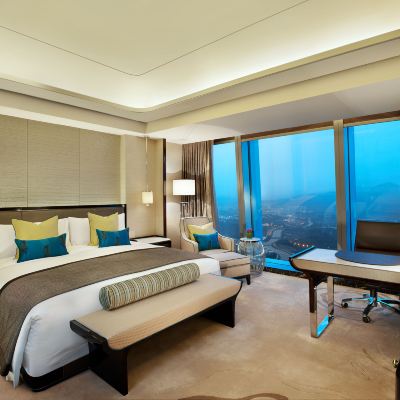 豪華悠景大床房 ⌈遙看香港層巒山影⌋ 深圳瑞吉飯店優惠