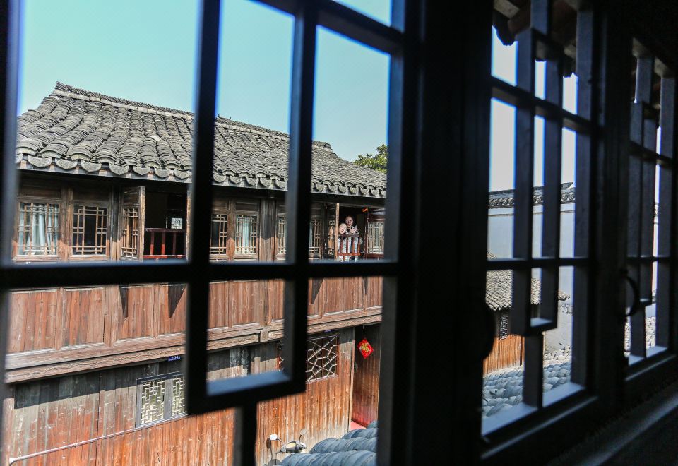 Family Room - Street-View