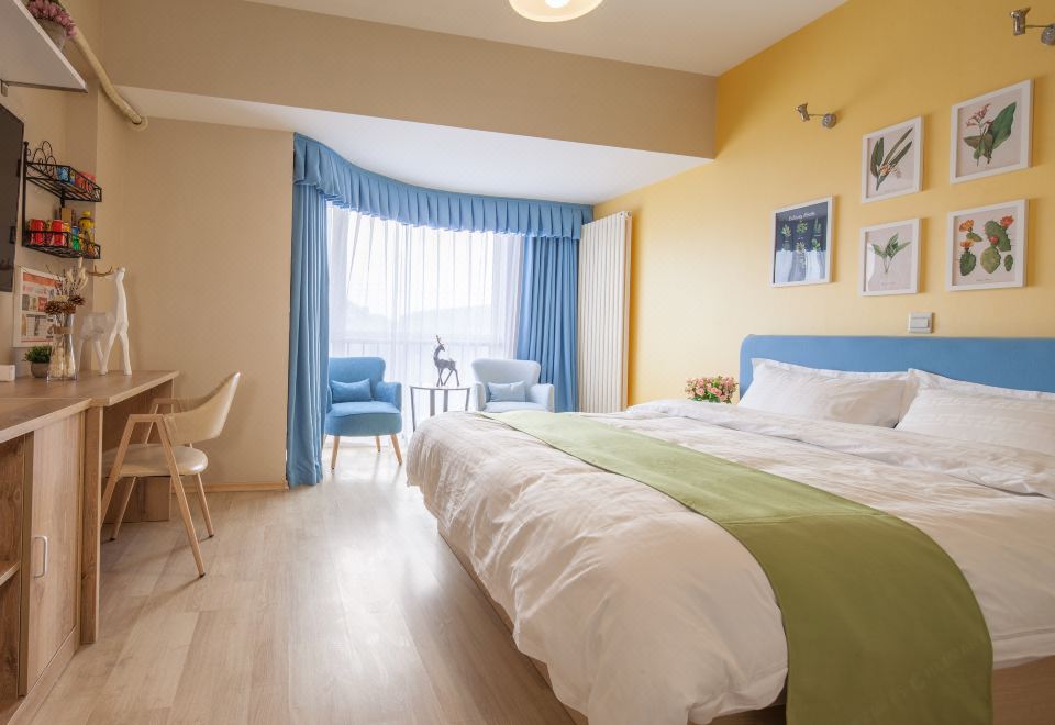 暖阳·露台清新大床房（1080P高清智能投屏+观景台）