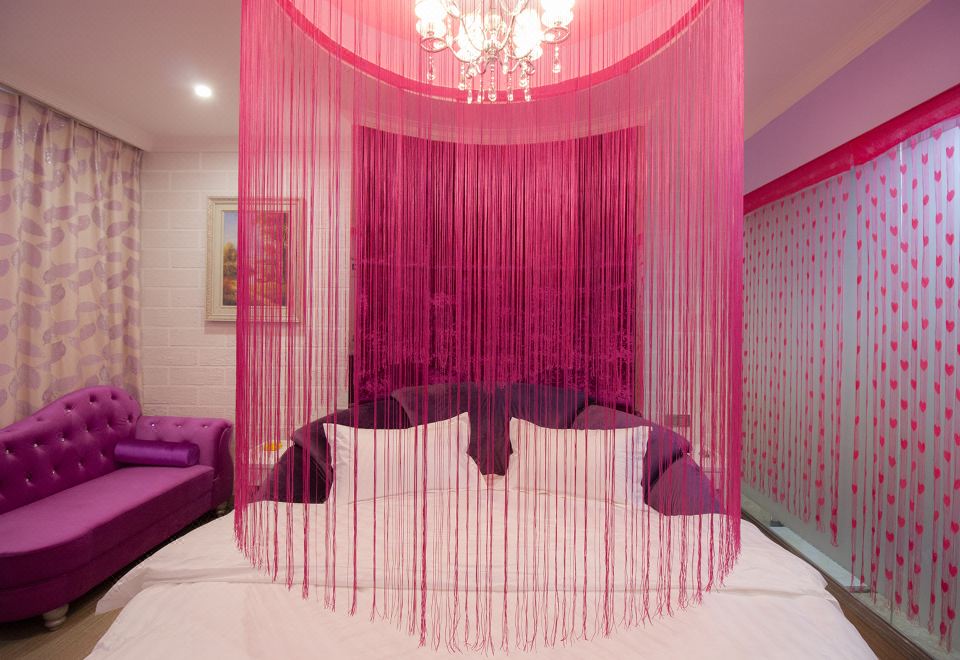 Jiulong Theme HotelQueen Room (Yilianyoumeng)