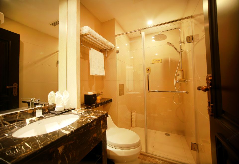 行政大床房（乳胶床垫+阳台+晾衣杆+小冰箱）