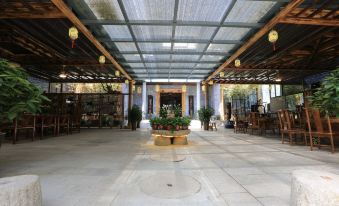 Huashan Outdoor Theme Hotel