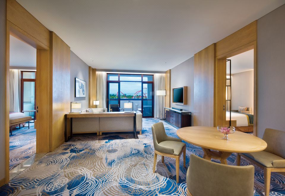 Crowne Plaza Kunming Ancient Dian Town1King 2Twin 2Bdrm Living Dining Lake View Room