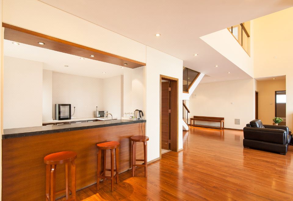 Tianjin Eagleland International HotelFamily Apartment Duplex - 4-Room, 4-Bedroom (1 Living Room, Living Room)