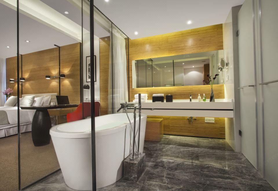 豪华大床房『深泡浴缸+休闲办公桌椅』