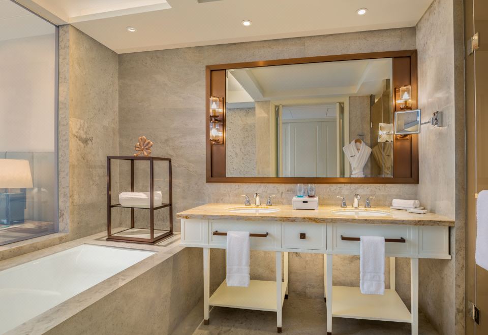 180度全湖景大床房