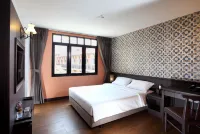 Rambuttri Village Inn & Plaza