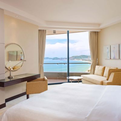 客房，一張特大床，海景，位於高層，行政酒廊使用權 芽莊喜來登飯店優惠