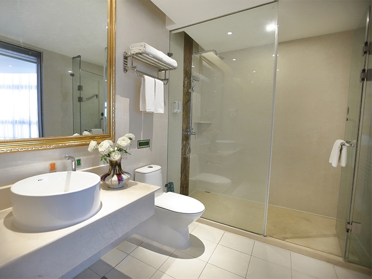 商务大床房｜高层静谧体验+鹅绒荞麦枕+电动窗帘