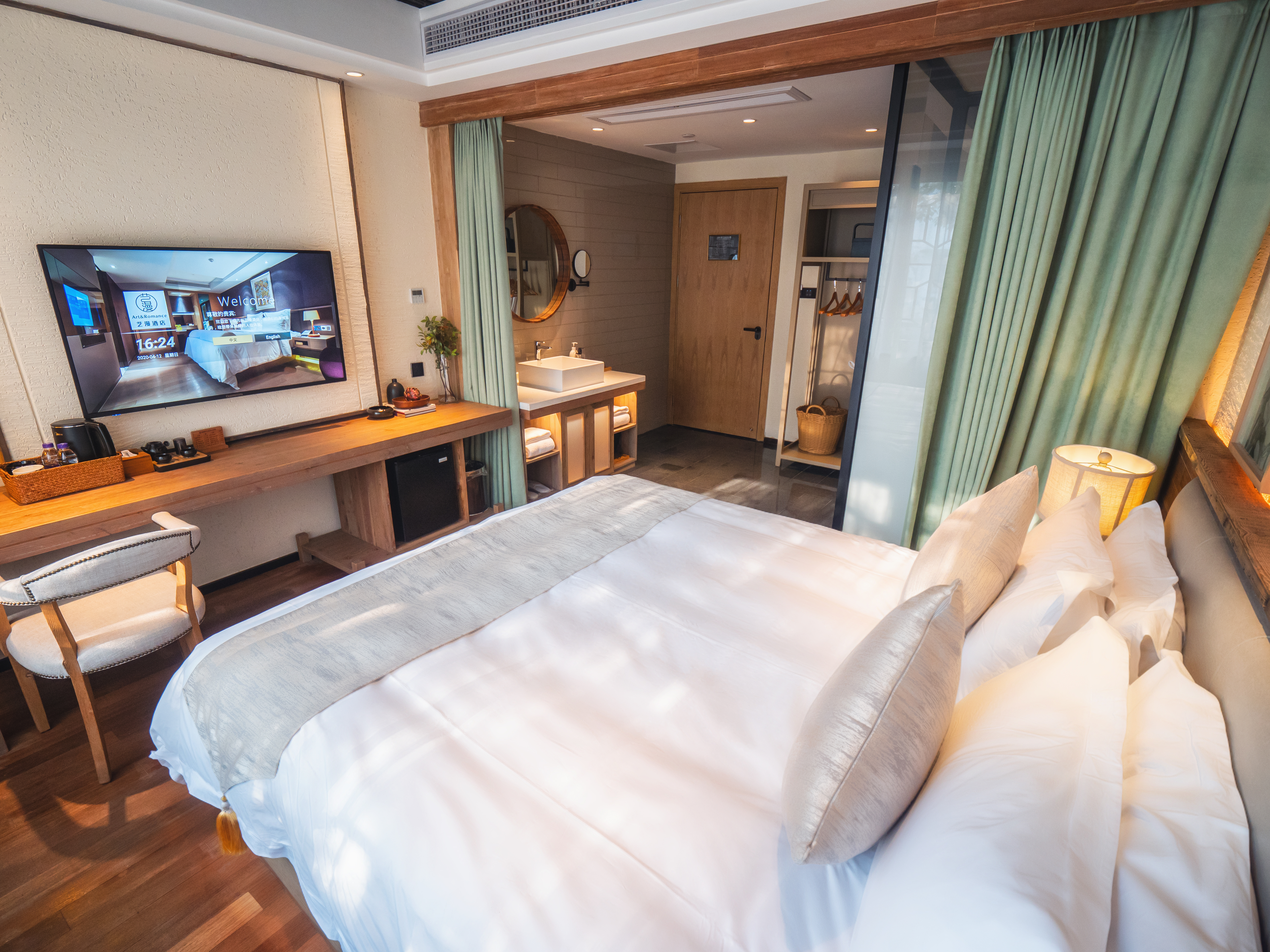 Yiman Hotel (Suzhou Guanqianjie Pingjiang Road Scenic Area)临河大床房（智能声控+小冰箱+乐家衞浴）