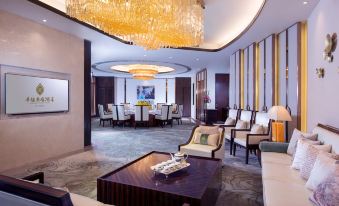 There is a spacious room with chairs and tables in the center, accompanied by an elegant chandelier at Shenzhen Huaqiang Plaza hotel (Huaqiangbei Metro Station)
