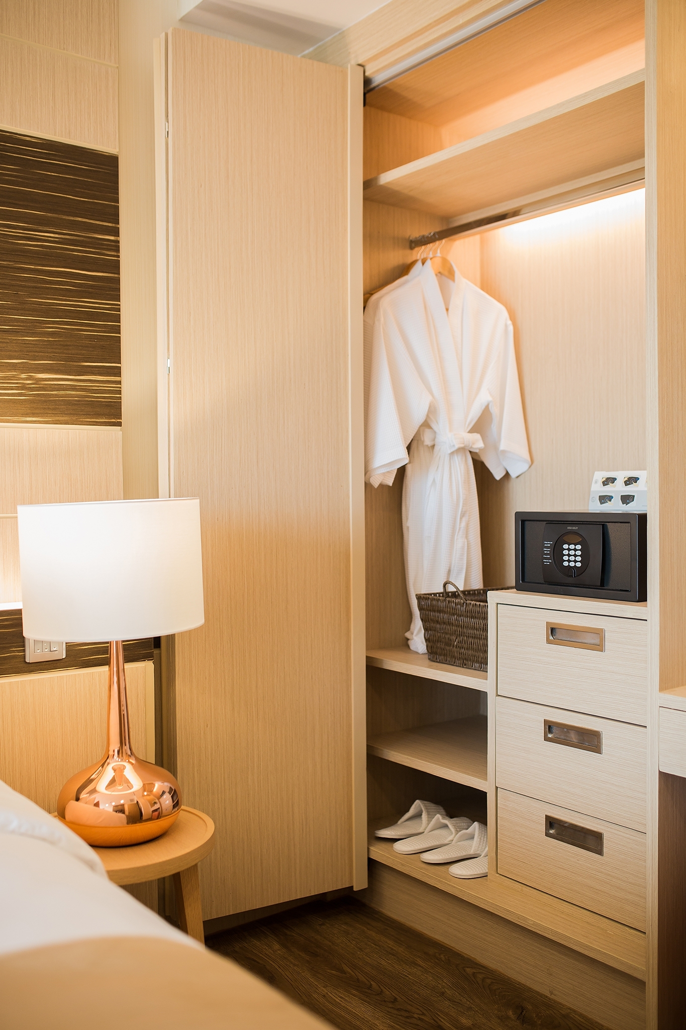 阳台套房大床房