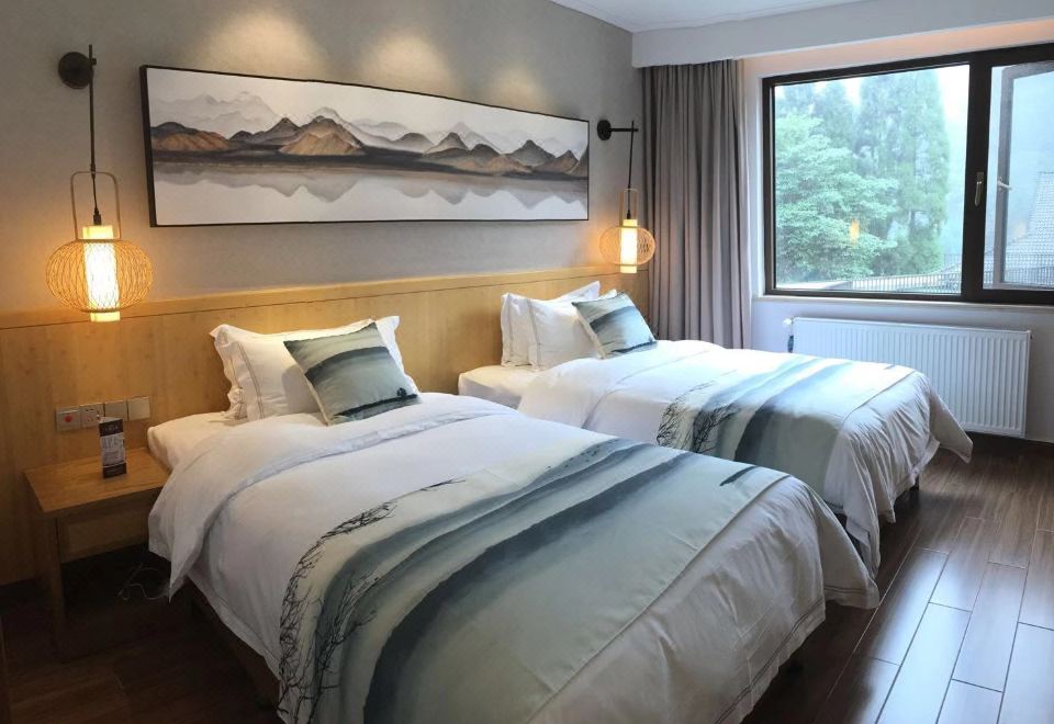 HongYa Minjiang Donghu Wawu Mountain Hot Spring Resort HotelDeluxe Standard Room