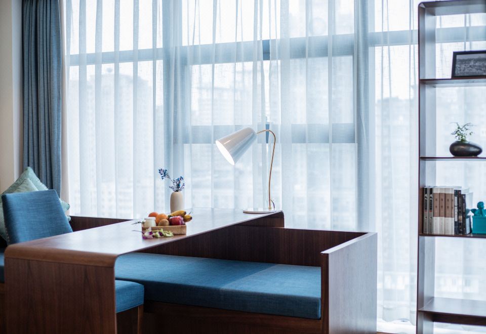 行政大床房+十足空间感+移动式书桌+全景玻璃视野