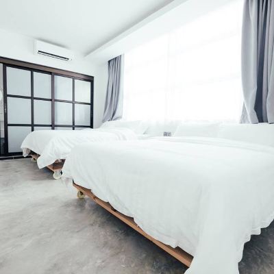 Bilik Berempat Keluarga Kupon White Loft Hotel