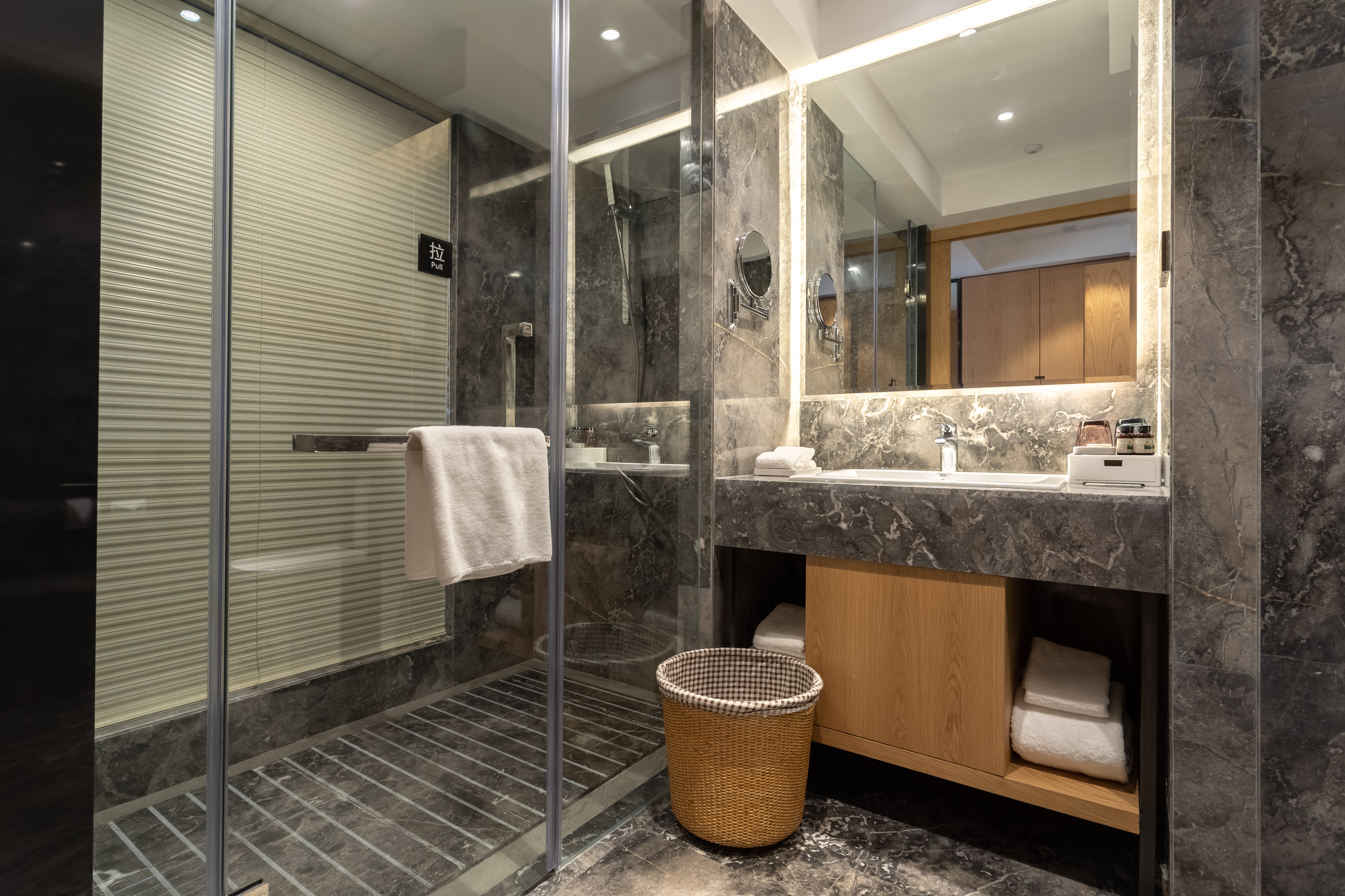 高级大床房|森林氧吧+零压床垫+全景落地窗