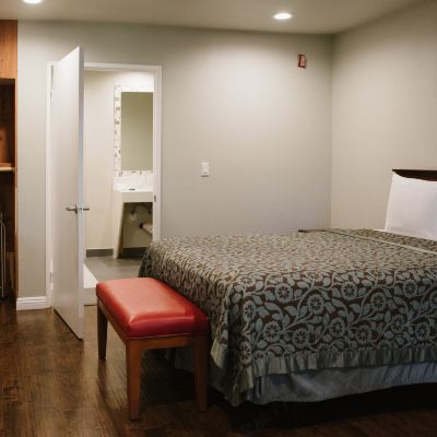 Accessible Queen Room Anaheim Alamo Inn & Suites Promo Code