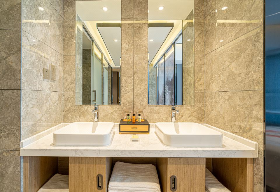 高级套房（超大浴缸+落地窗俯瞰城市美景+一室一厅）