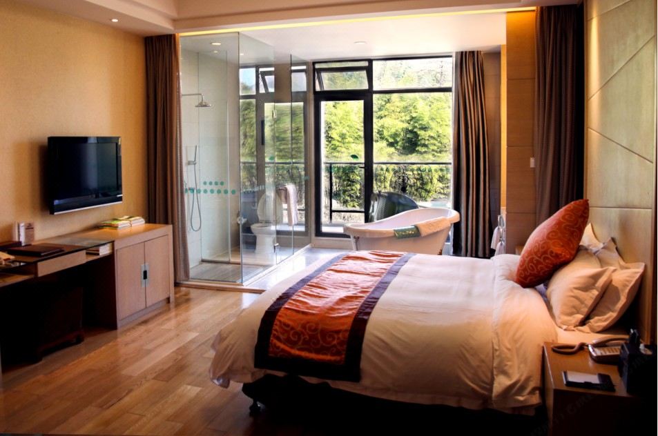 依山阳台大床房--阳台而立,观峯峦叠嶂