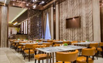 The restaurant features white tablecloths and brown wood paneling on the walls at Yitel Premium (Shanghai people's Square Nanjing Road Pedestrian Street shop)