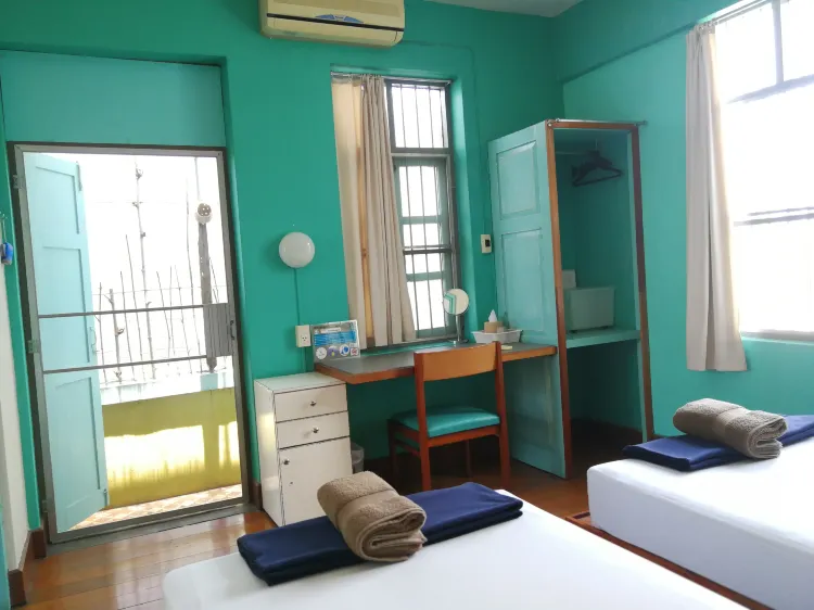 ห้องเตียงแฝดพร้อมเครื่องปรับอากาศ