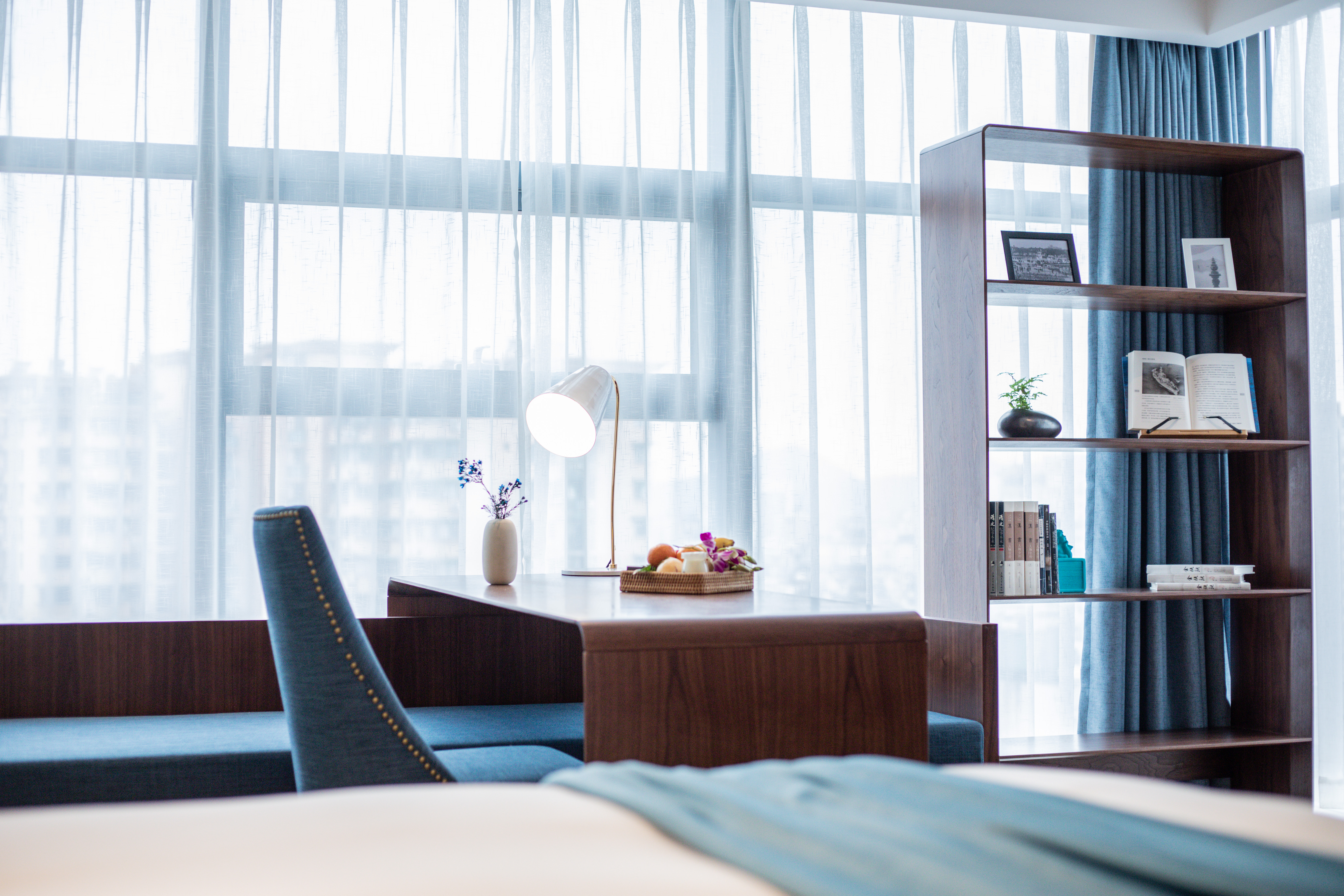 行政大床房+十足空间感+移动式书桌+全景玻璃视野