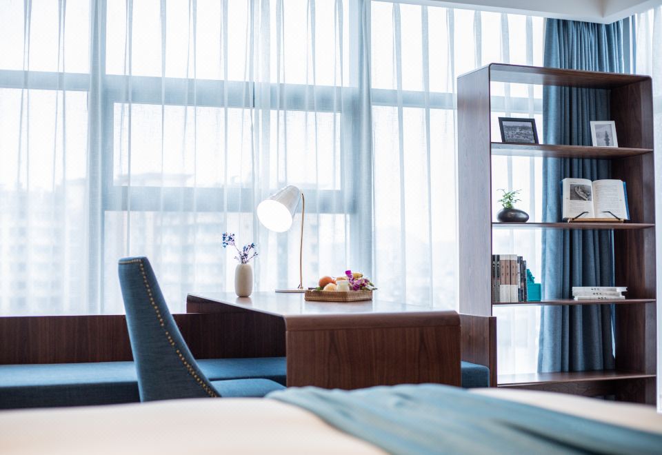 行政大床房+十足空间感+移动式书桌+全景玻璃视野