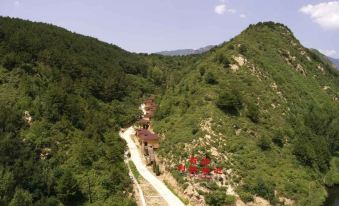 Wuling Mountain's Shouyuzirangjingba Guesthouse