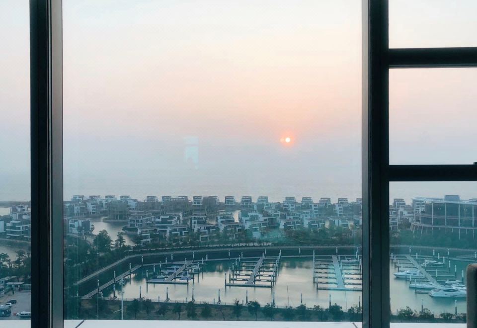 豪華海景大床房（180度全落地窗看海景日出）