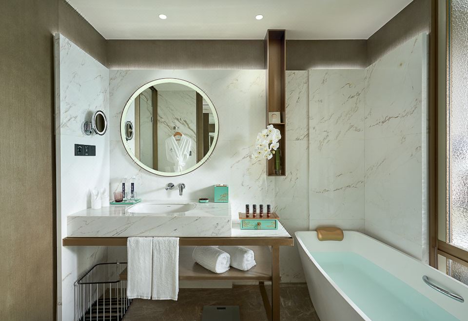 高级豪华双床房-全景落地窗俯瞰城市美景