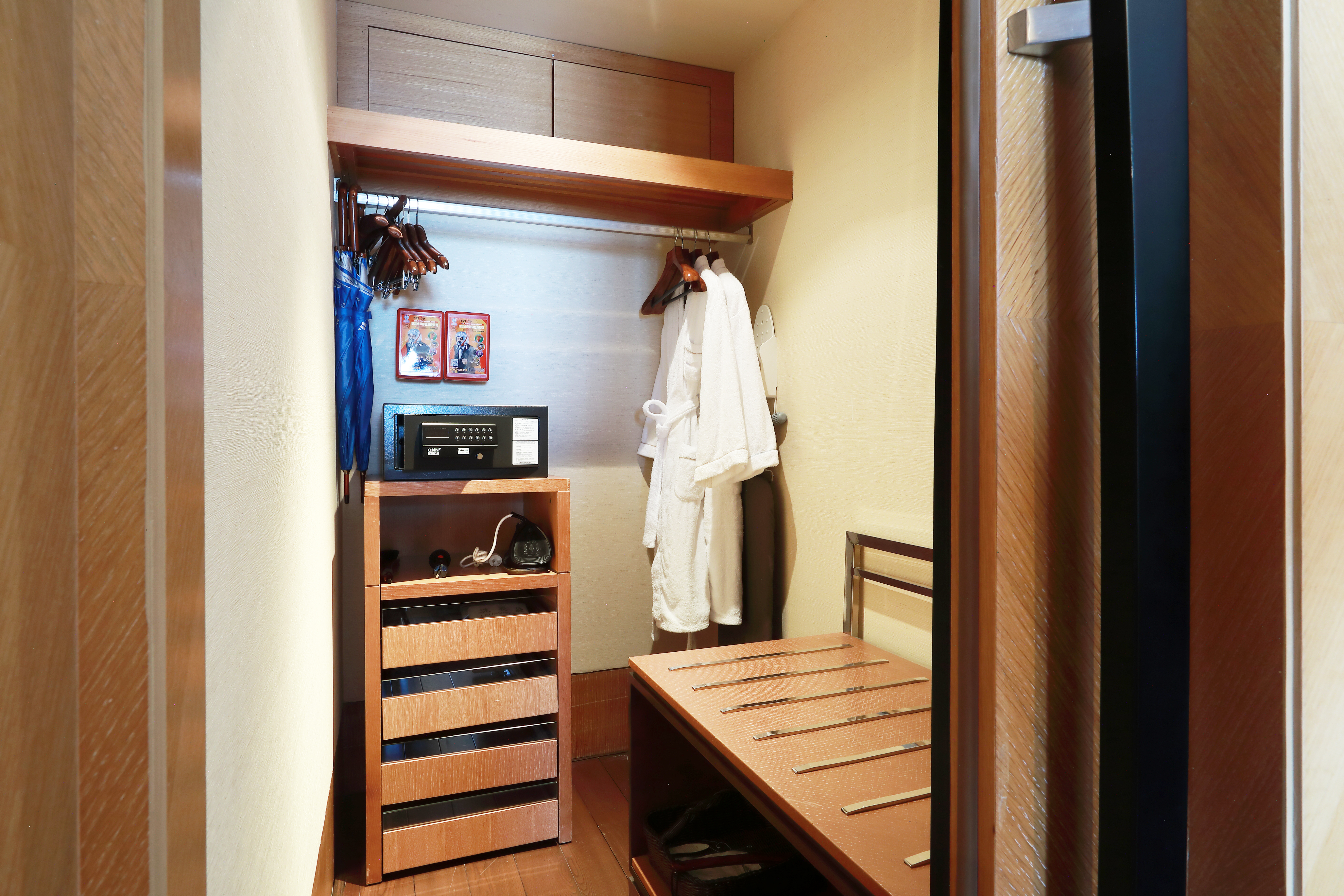 总裁贵宾套房（180°海景，带阳台）