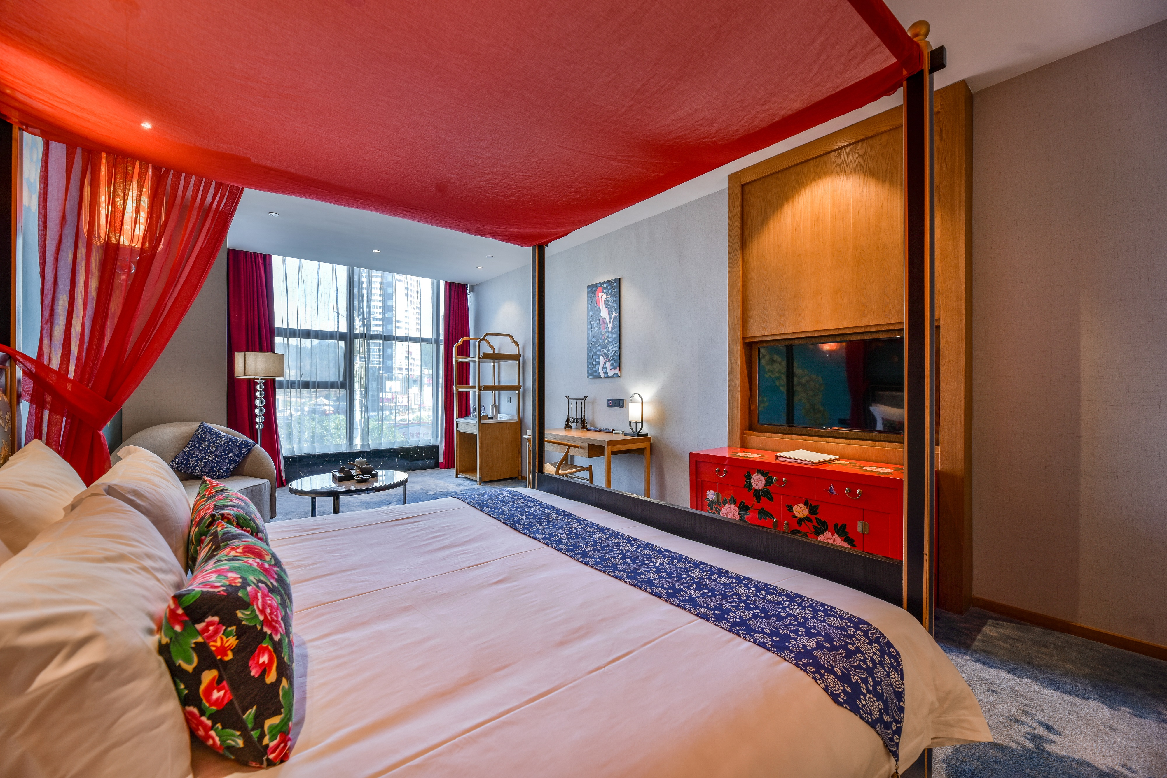 江景大床房-浴缸-徕芬吹风机-全景落地窗