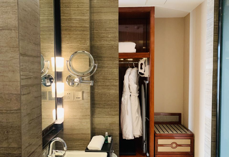 Sheraton Langfang Chaobai River HotelDeluxe Suite