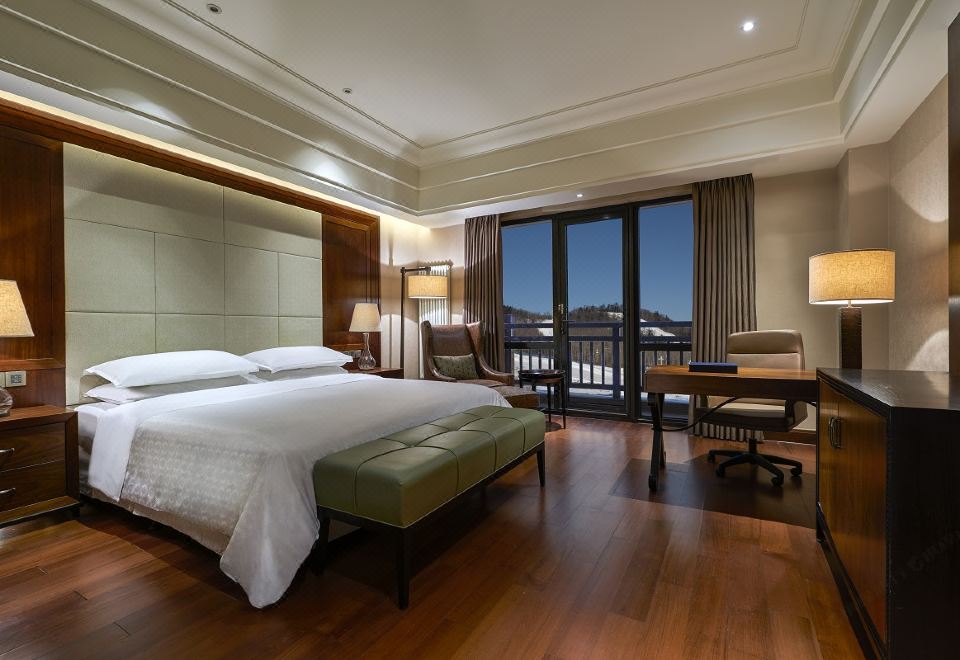 俱乐部豪华大床房