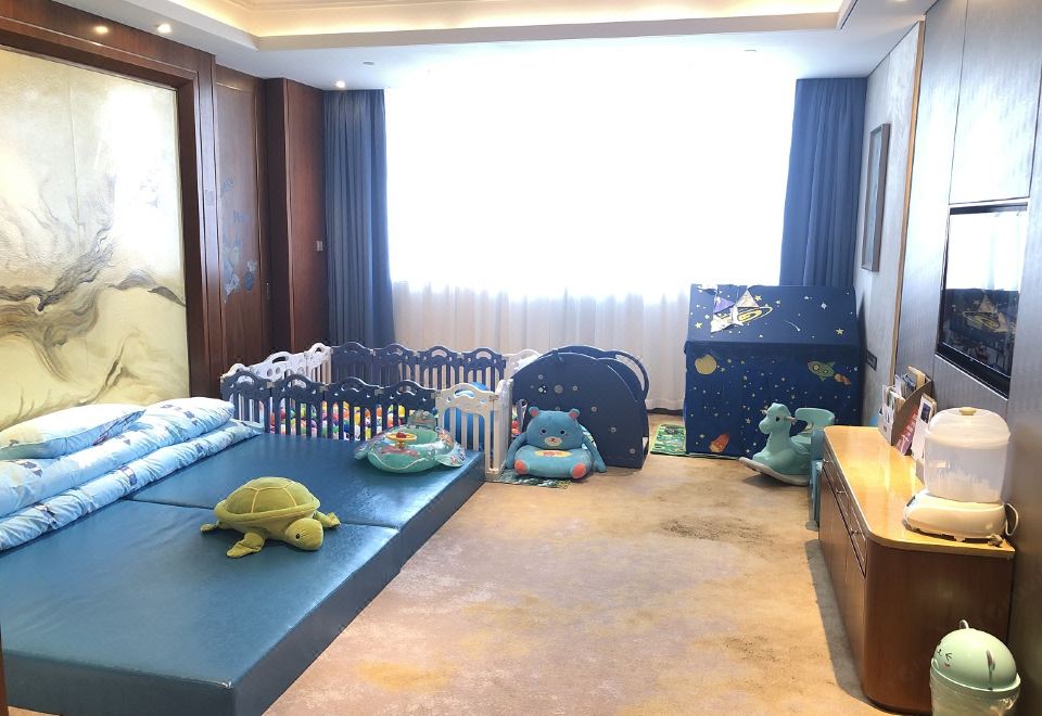 小童主題套房（超大溫馨空間，一室一廳帶大梳化床墊）