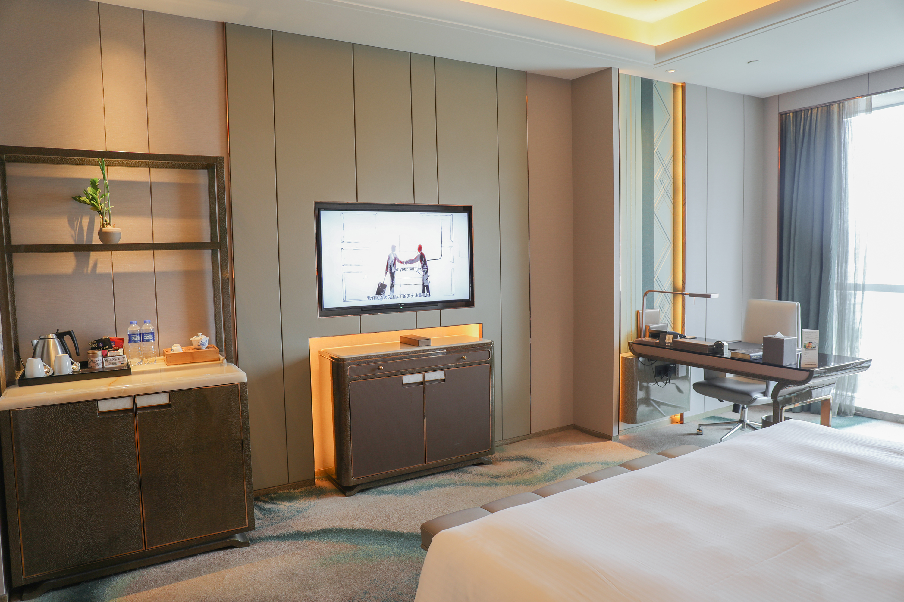 豪华大床房（繁华商业街景）