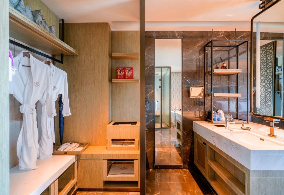 行政海景大床房（180度全落地窗看海景日出）